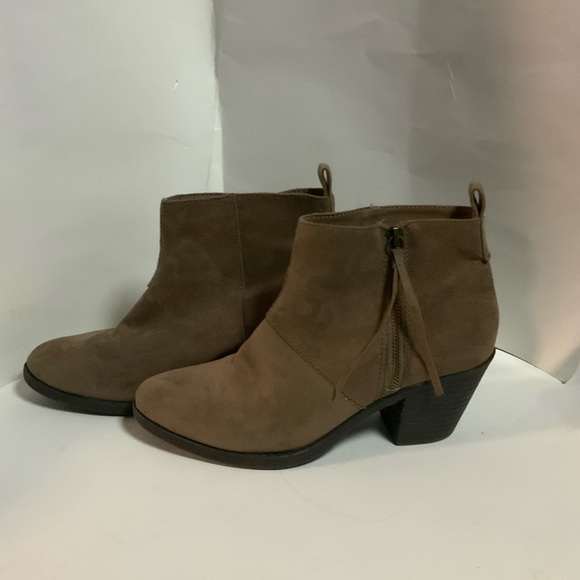 Boots - Picture 3 of 8